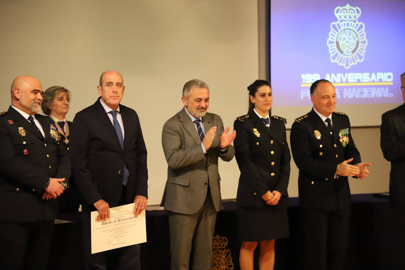 Acto del 199 aniversario del Cuerpo Nacional de Policial donde se ha reconocido a policías jubilados por sus servicios prestados y se ha condecorado a agentes con la medalla a la Dedicación al Servicio Policial