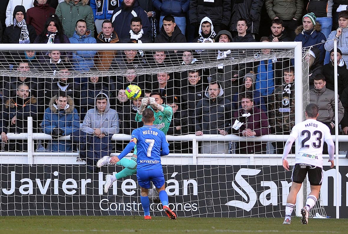 Fotos: El Burgos CF recupera la senda de la victoria