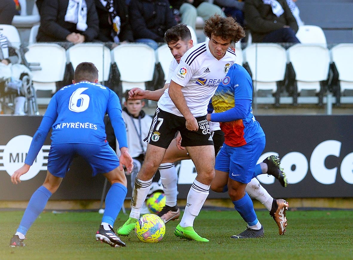 Fotos: El Burgos CF recupera la senda de la victoria