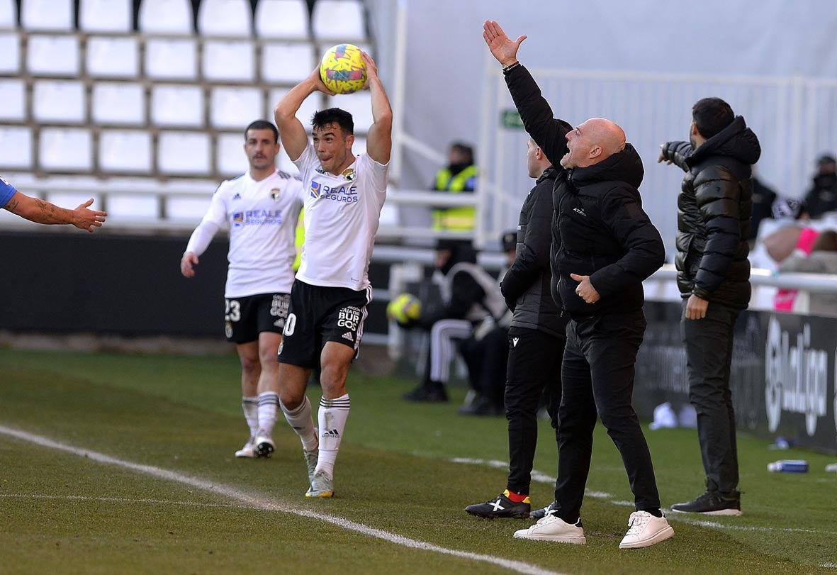 Fotos: El Burgos CF recupera la senda de la victoria