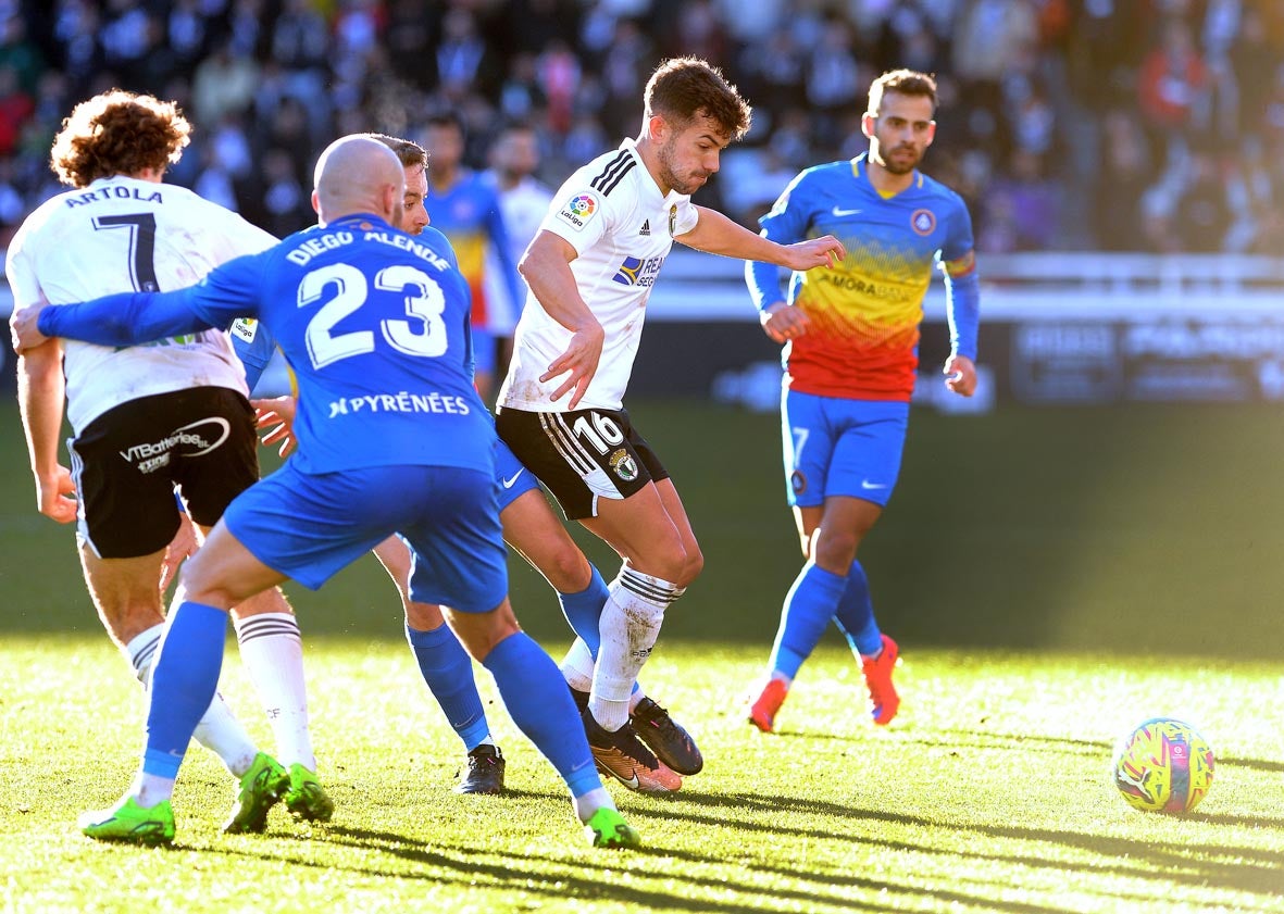 Fotos: El Burgos CF recupera la senda de la victoria