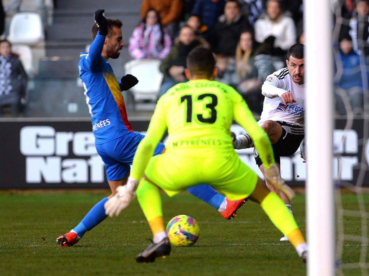 Fotos: El Burgos CF recupera la senda de la victoria