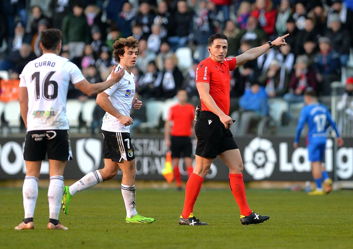 Fotos: El Burgos CF recupera la senda de la victoria