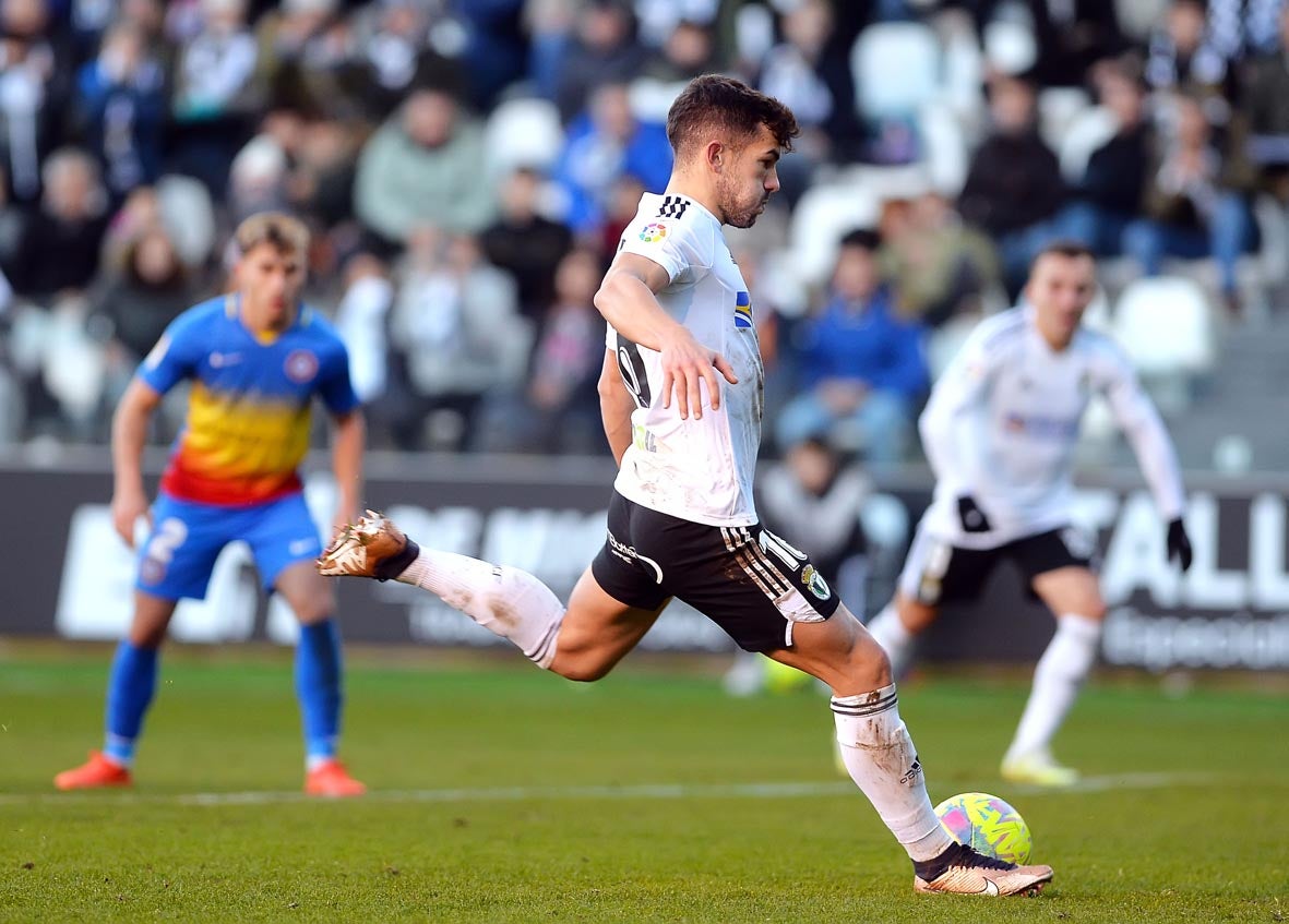 Fotos: El Burgos CF recupera la senda de la victoria