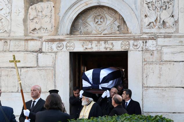 El ataúd de Constantino II sale de la capilla de San Eleftherios, donde los ciudadanos pudieron dar su adiós al último rey heleno. 