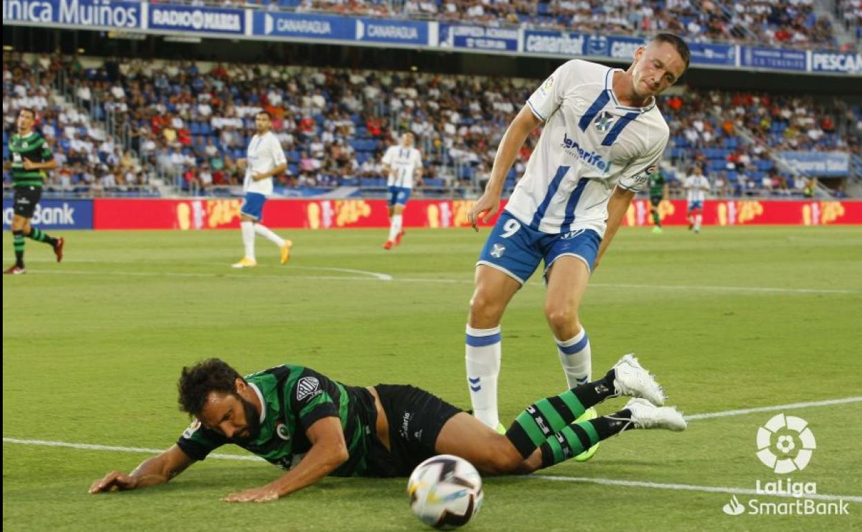 Borja Garcés pelea un balón ante la defensa del Racing en un partido de esta temporada. 