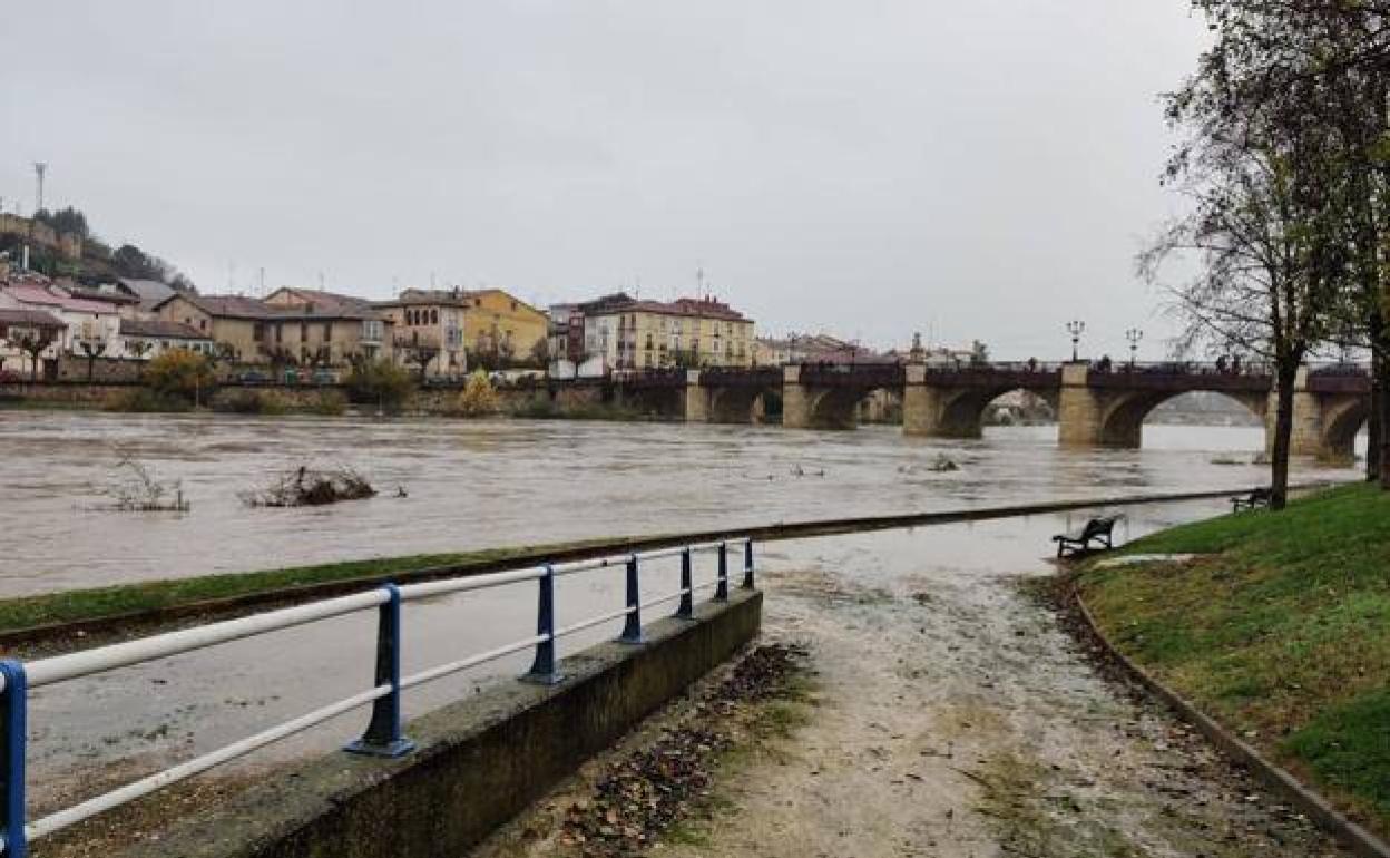 Imagen de archivo del río Ebro desbordado a su paso por Miranda