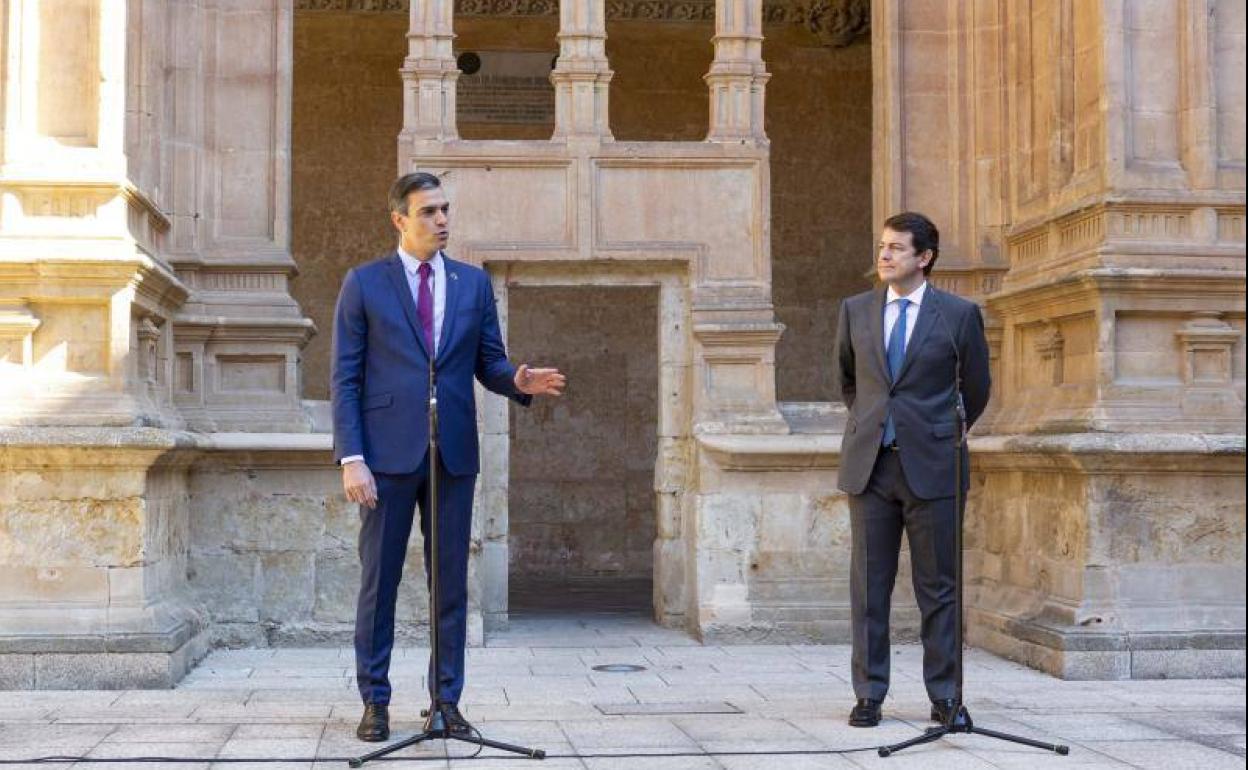 Pedro Sánchez y Alfonso Fernández Mañueco, en el Comité de Presidentes celebrado en Salamanca en 2021. 