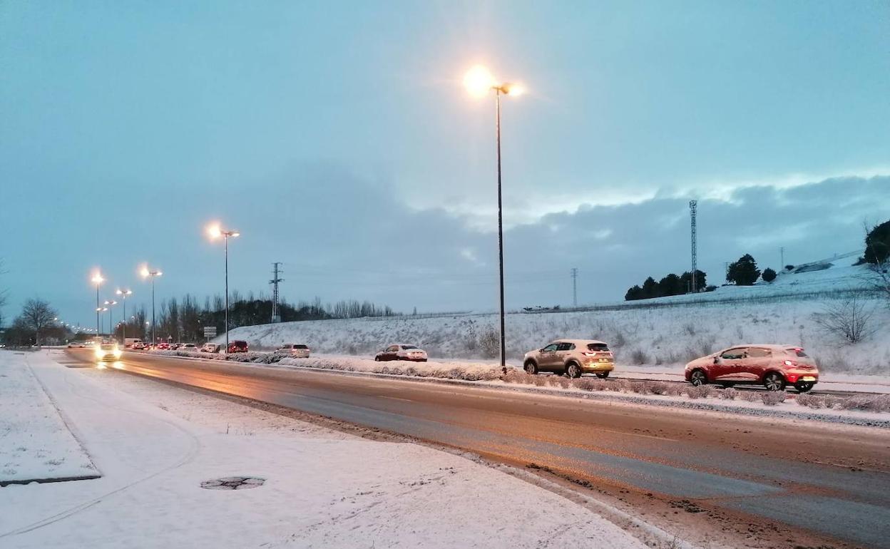 La nieve dificulta el tráfico en algunas vías burgalesas y se espera que empeore esta tarde.