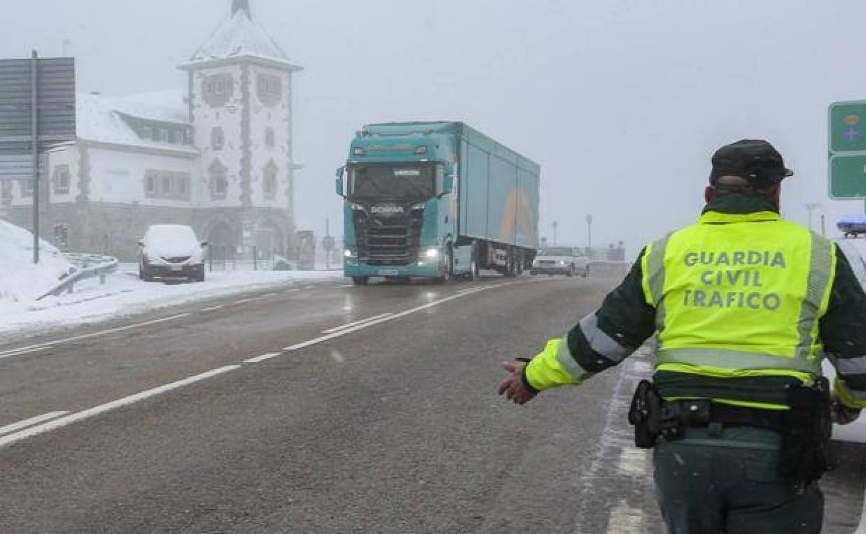 La Guardia Civil controla el tráfico en los puertos de Castilla y León.