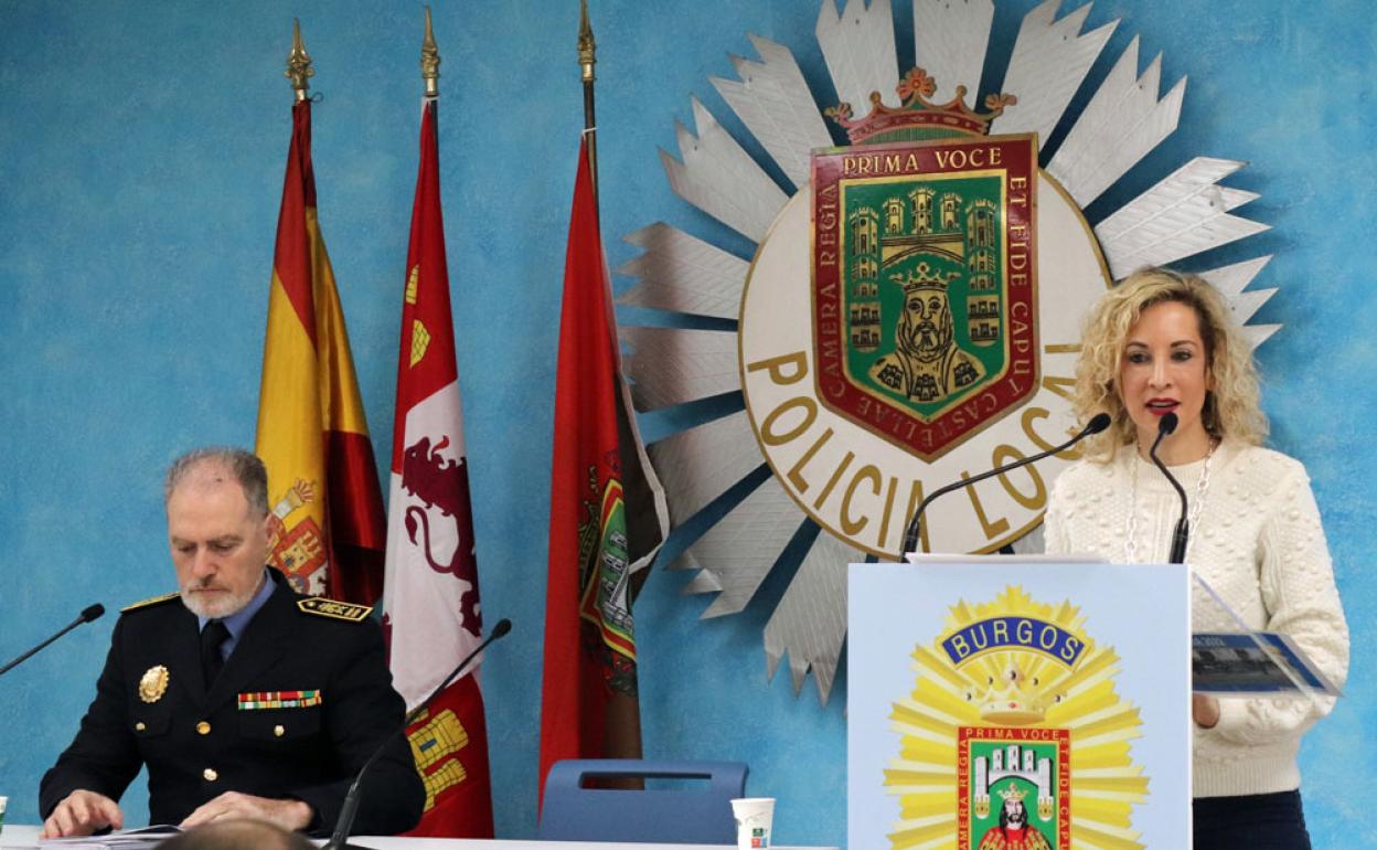 Blanca Carpintero, junto con el jefe de la Policía Local, Félix Ángel García, han presentado la memoria anual de 2022.