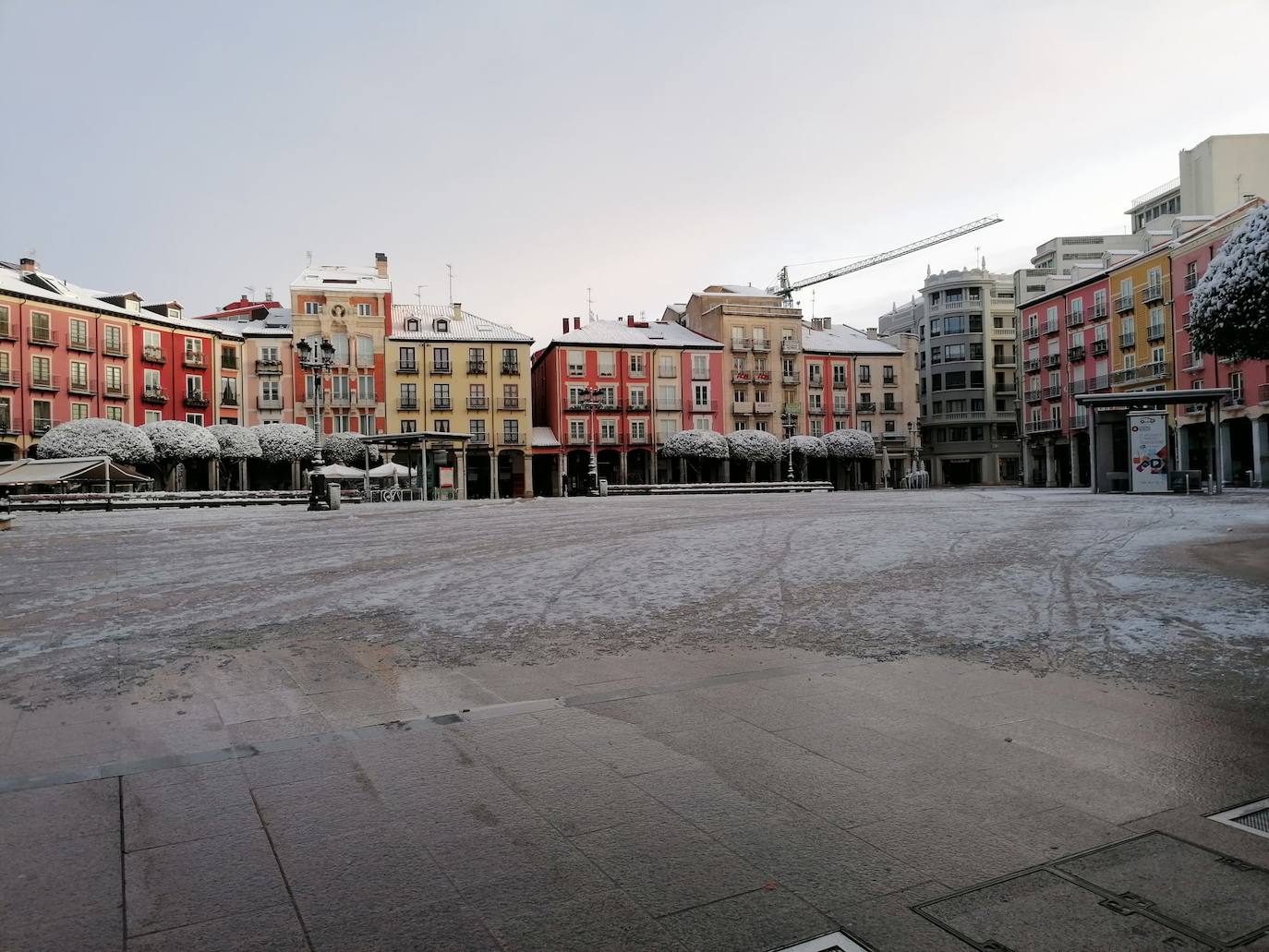 La plaza Mayor también presentaba muchos tramos de hielo y es peligroso caminar por ella.