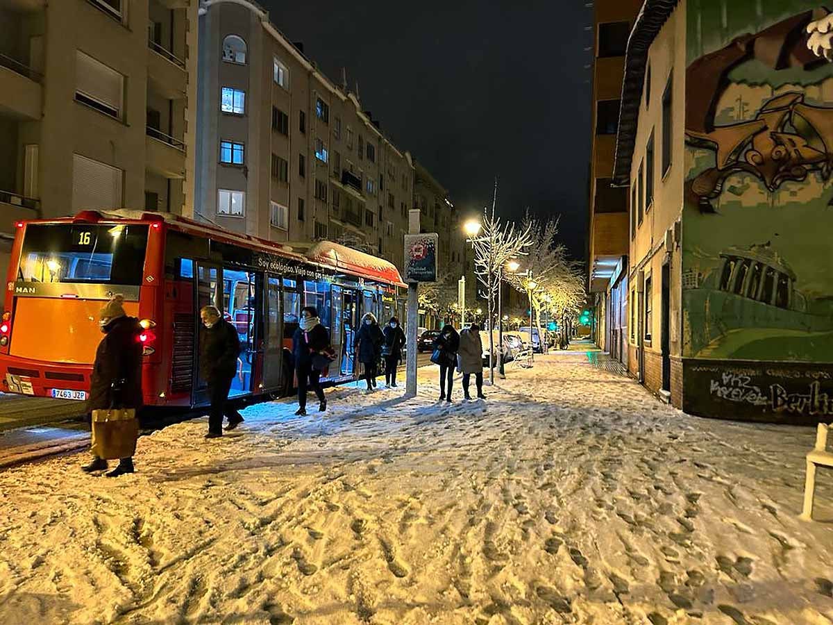 La nieve acumulada se ha mantenido debido a las bajas temperaturas de la noche. 