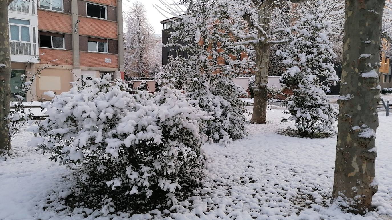 La nieve de la noche se ha mantenido debido a las bajas temperaturas. 