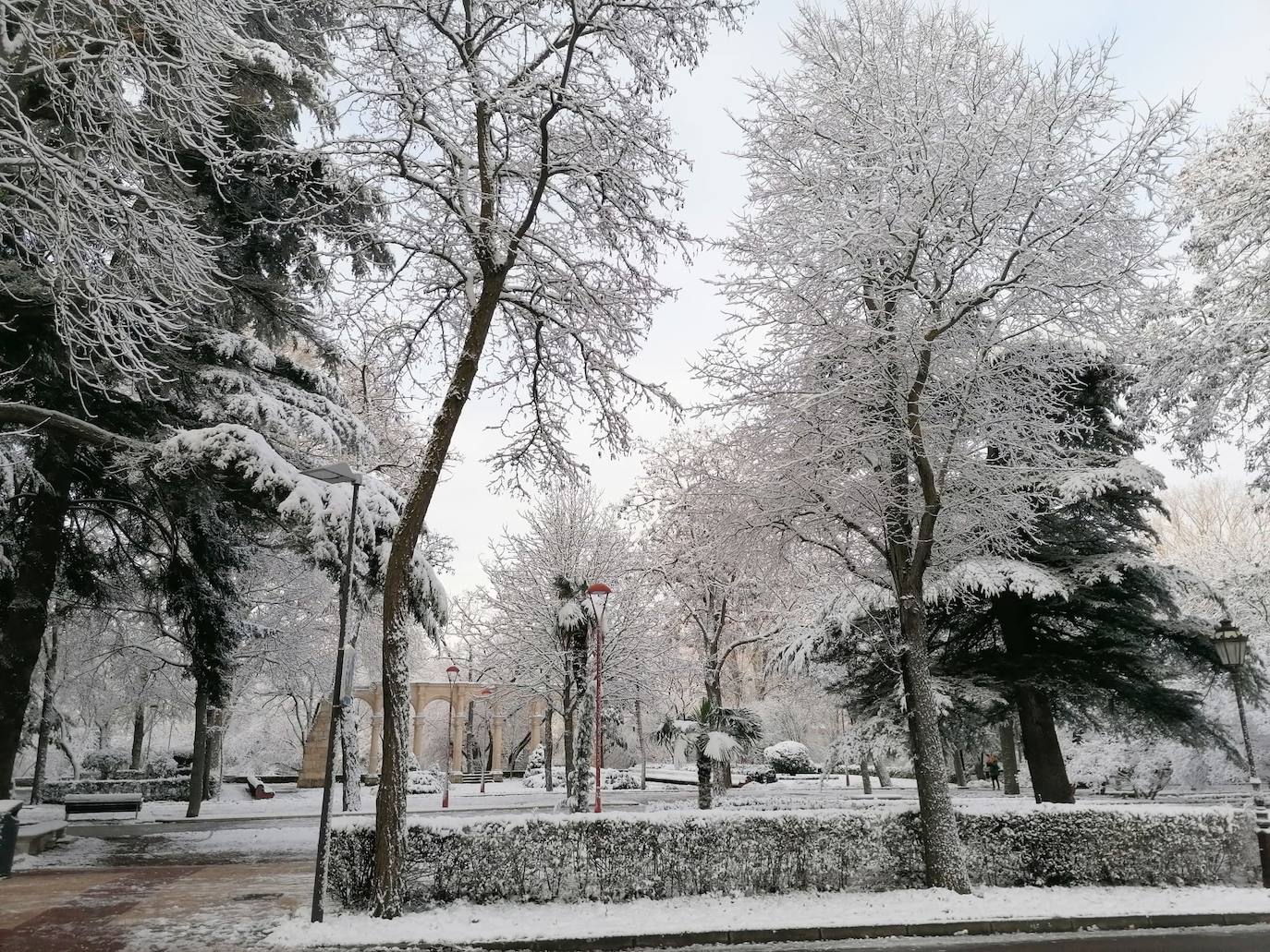 La nieve de la noche se ha mantenido debido a las bajas temperaturas. 