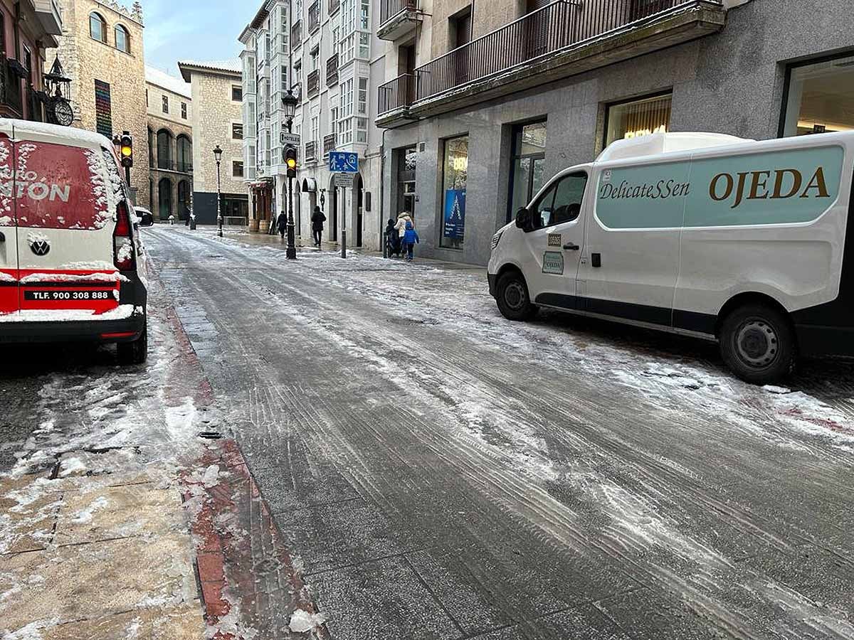 El hielo se ha convertido en un peligro en la mañana en Burgos. 