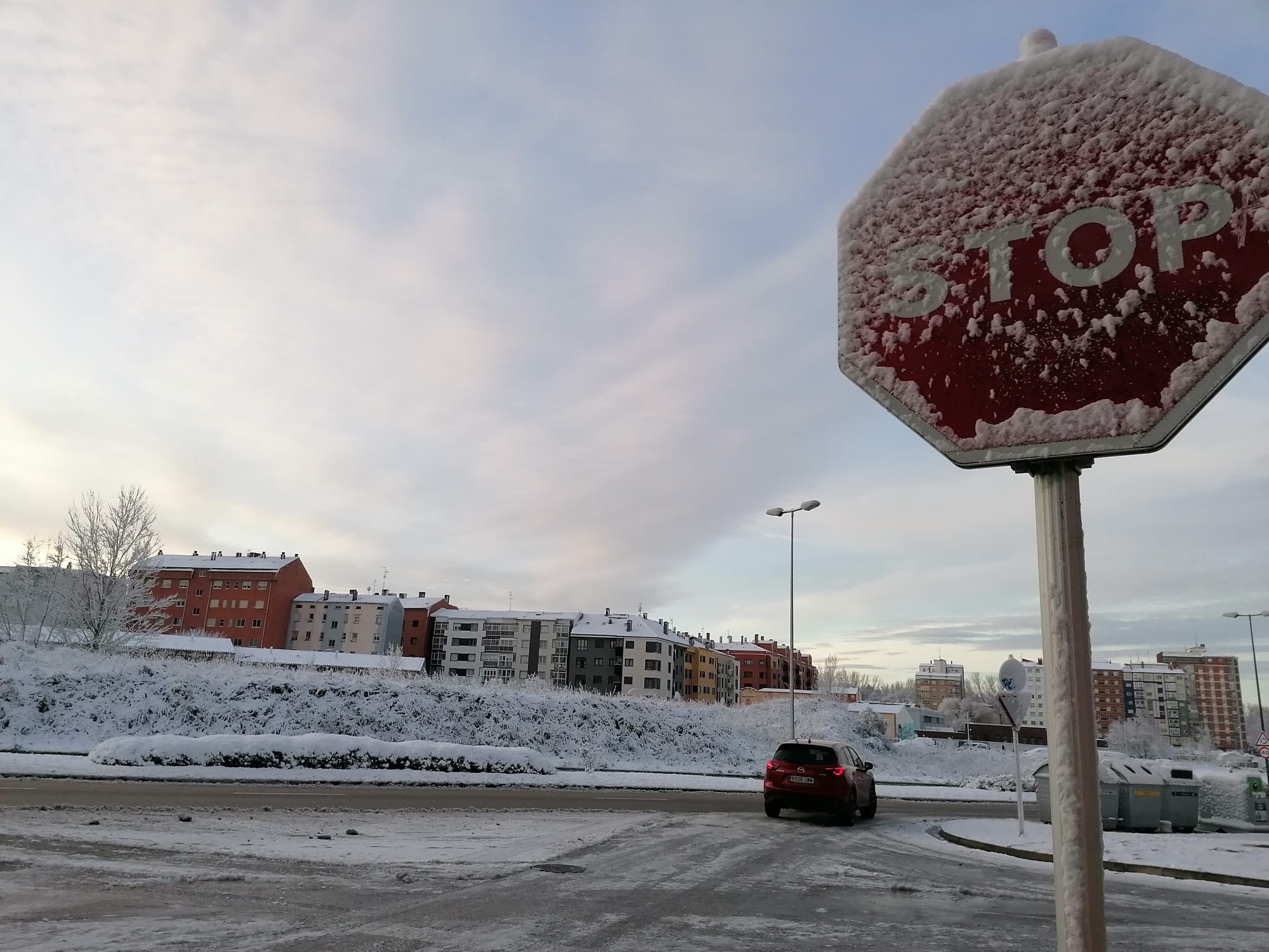 El hielo se ha convertido en un peligro en la mañana en Burgos. 