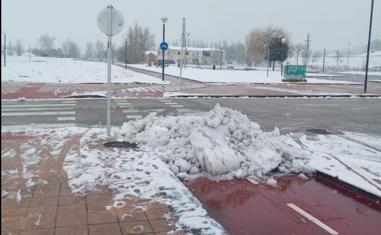 Carril bici bloqueado por la nieve que una máquina ha quitado de la calzada, ejemplo de los problemas que sufren los ciclistas en Burgos.