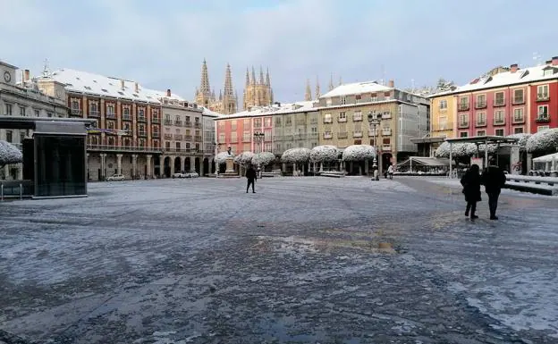 Galería. El hielo condiciona el tráfico y el tránsito de peatones en Burgos. 