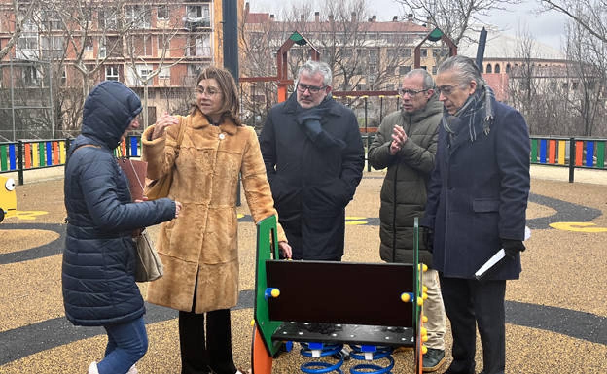 La alcaldesa de Aranda, Raquel González, durante la visita a uno de los parques. 