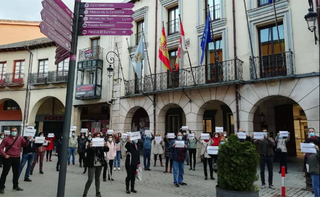 Protestas de los trabajadores municipales frente al Ayuntamiento de Aranda.