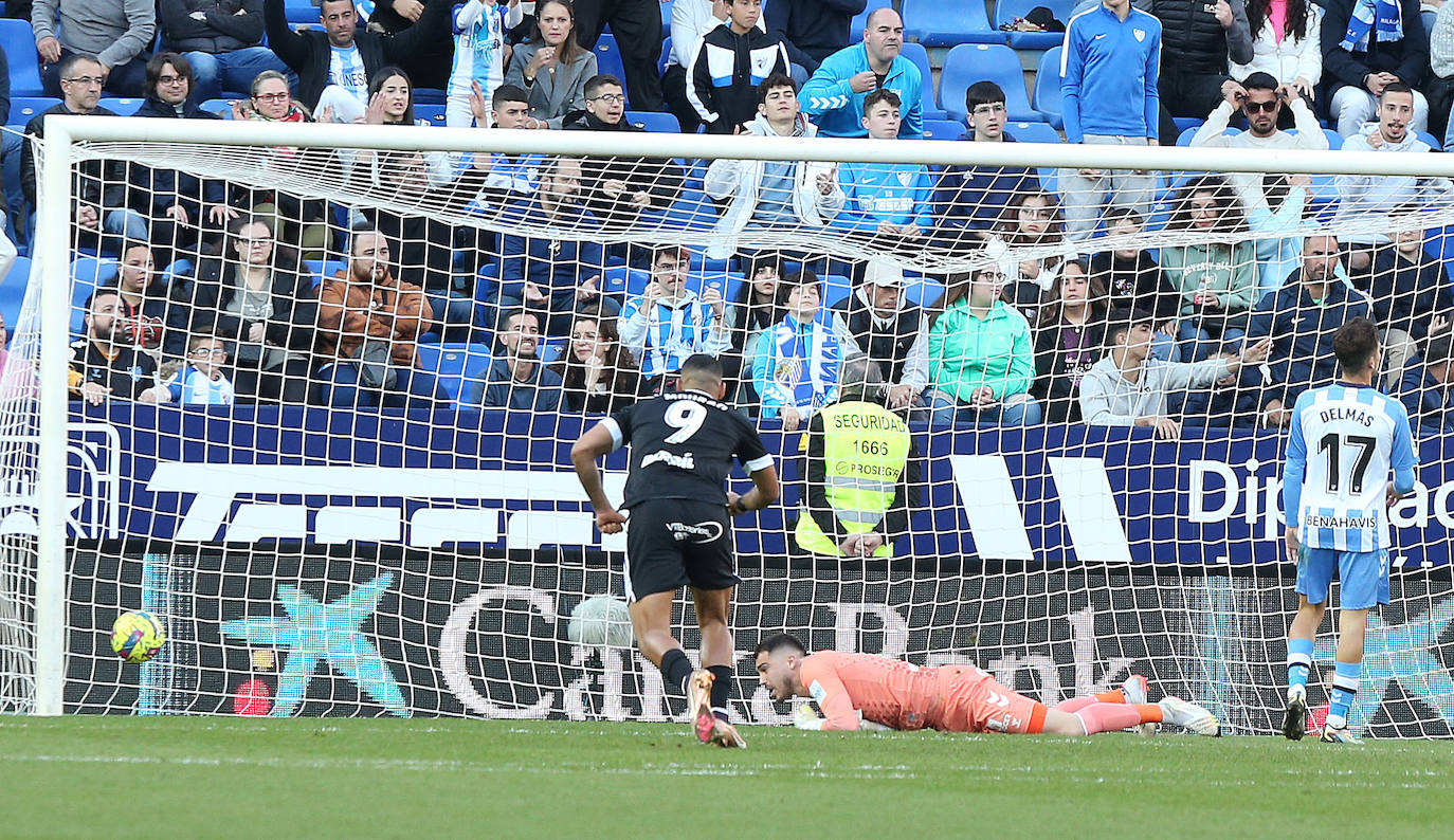 Imágenes del empate entre el Málaga CF y el Burgos CF disputado en La Rosaleda