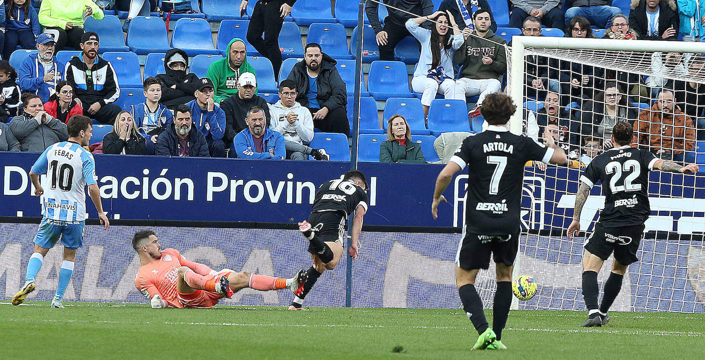 Imágenes del empate entre el Málaga CF y el Burgos CF disputado en La Rosaleda