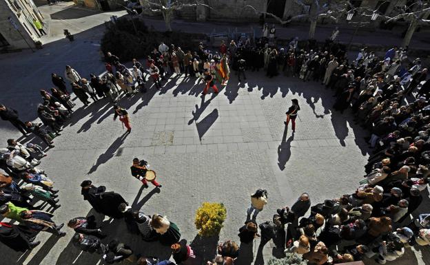 Imagen principal - La presentación formal de Los Jefes se realiza el sábado por la mañana, por la tarde tiene lugar la Corrida de Gallos. 