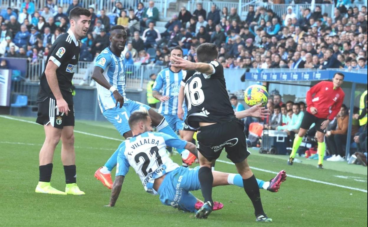 Córdoba despeja un balón ante la presión de Fran Villalba