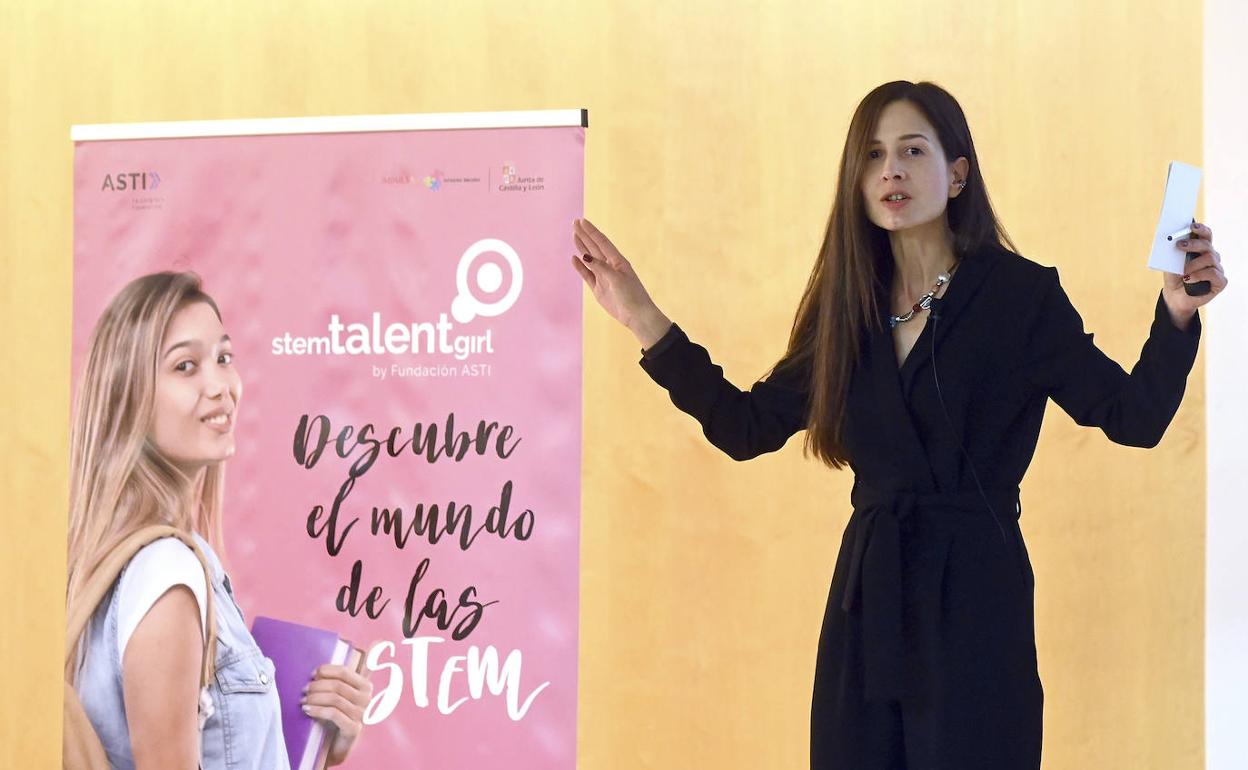 Charla del ciclo 'StemTalent Girl', titulada 'La tecnología nos ayuda a comer seguros' a cargo de la divulgadora Beatriz Robles.