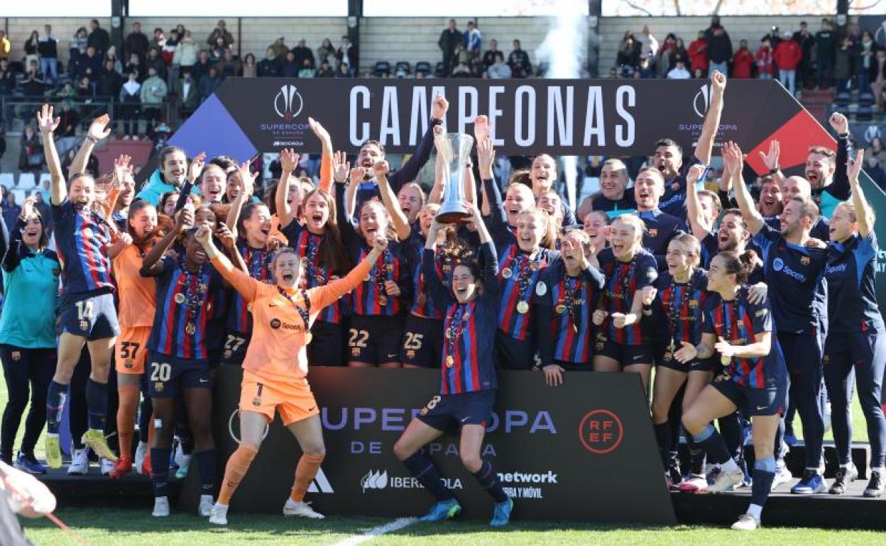 Las jugadoras del Barcelona celebran la Supercopa conquistada ante la Real Sociedad en Mérida. 