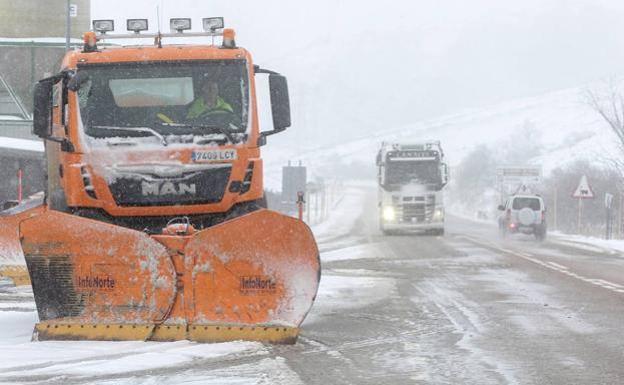 La nieve cierra dos puertos de Burgos y dificulta la circulación en varios tramos de carretera