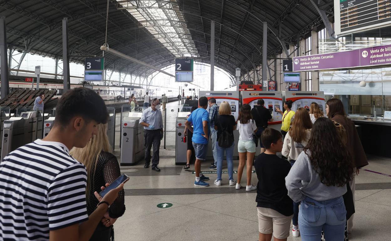 Usuarios de Renfe en una estación. 