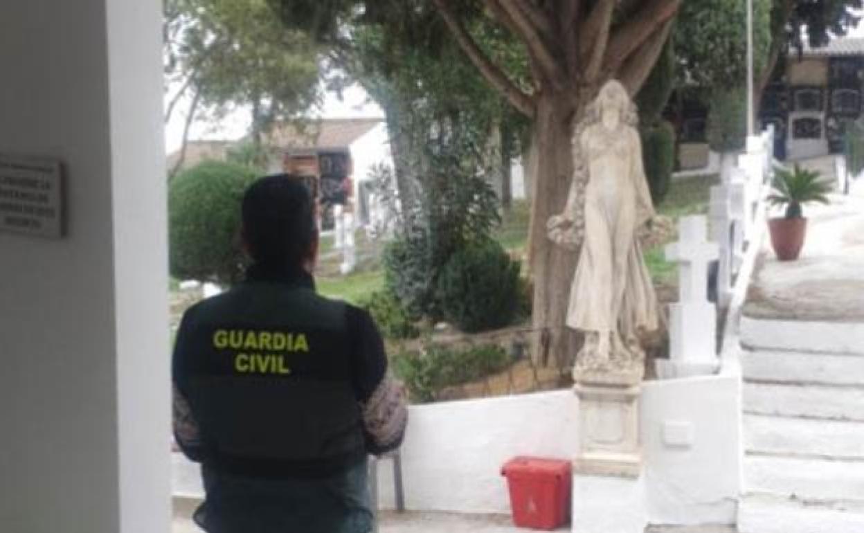 Investigado en Jaén por profanar los cuerpos de seis tumbas y llevarse la tela del féretro