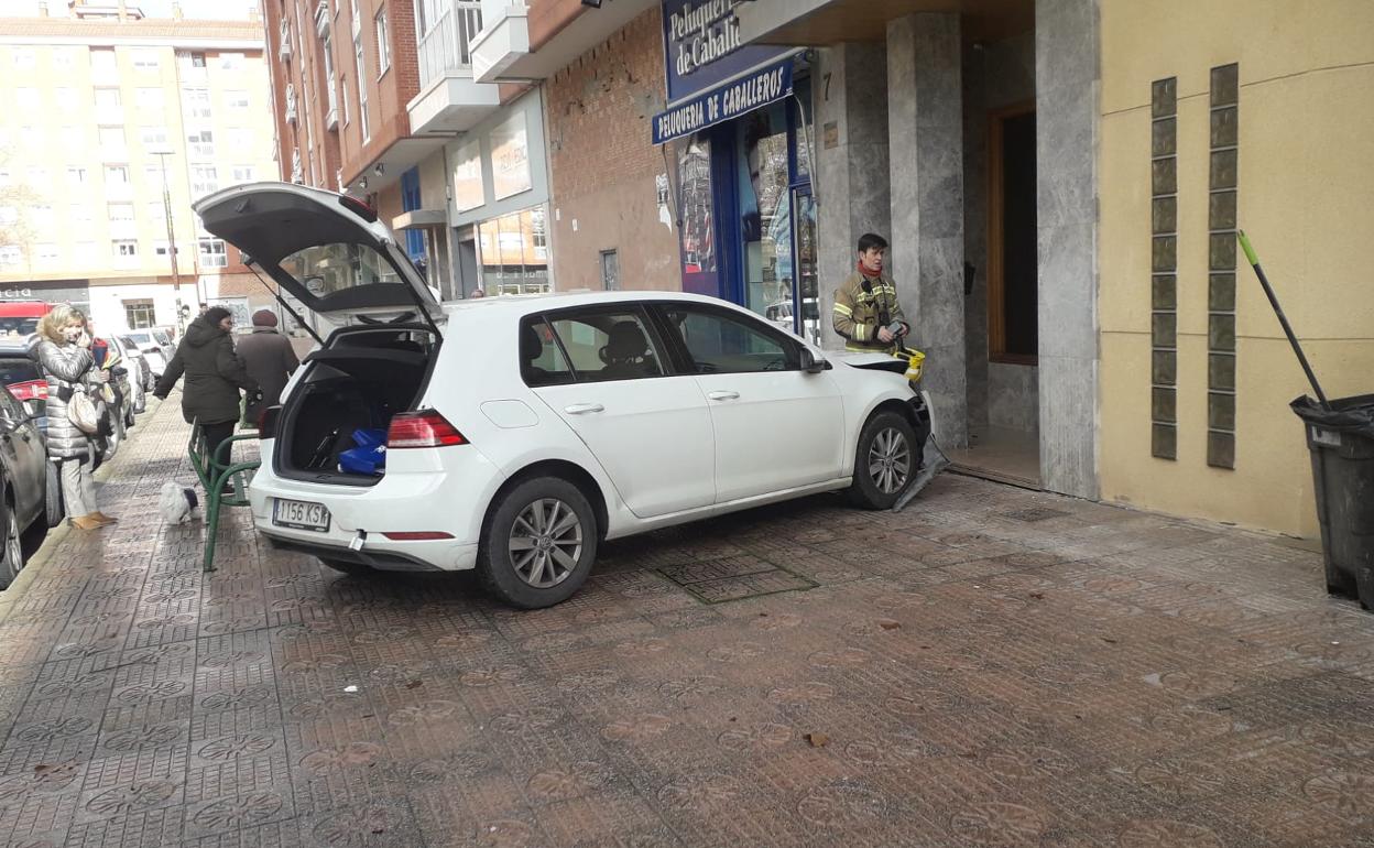 El coche ha acabado colisionando contra la fachada de un edificio. 