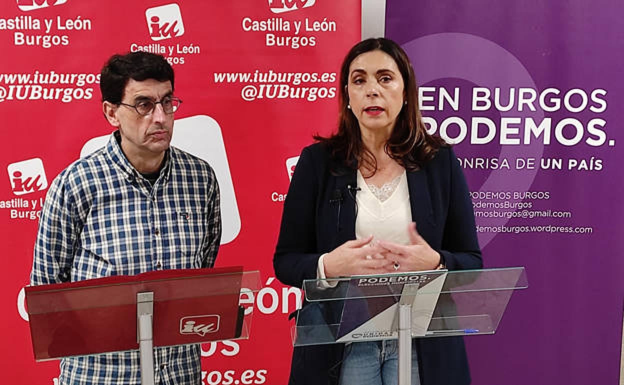 Marga Arroyo, portavoz de Podemos en el Ayuntamiento y Fernando Saiz, coordinador local de Izquierda Unida