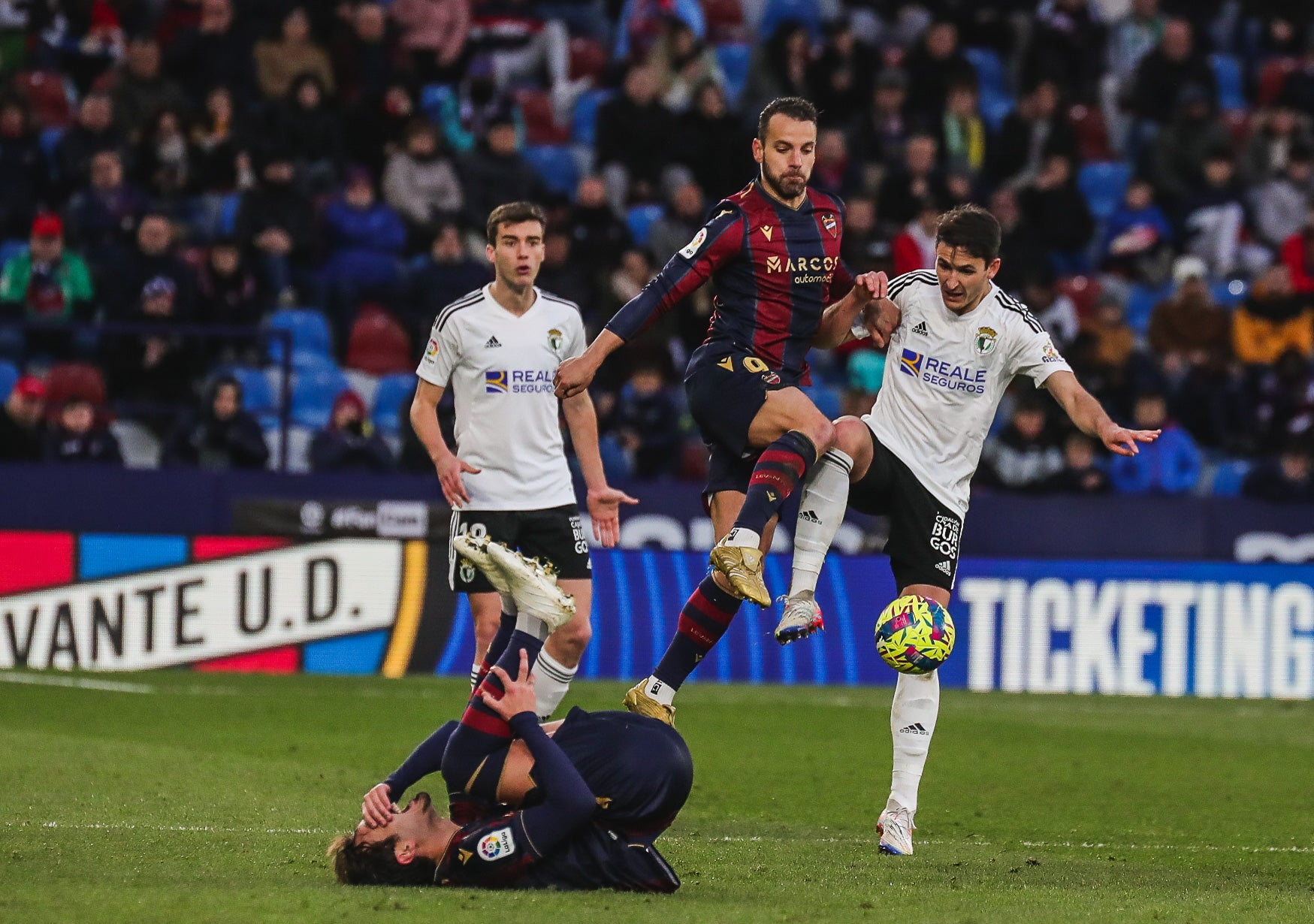 Fotos: El Burgos CF cae ante el Levante UD