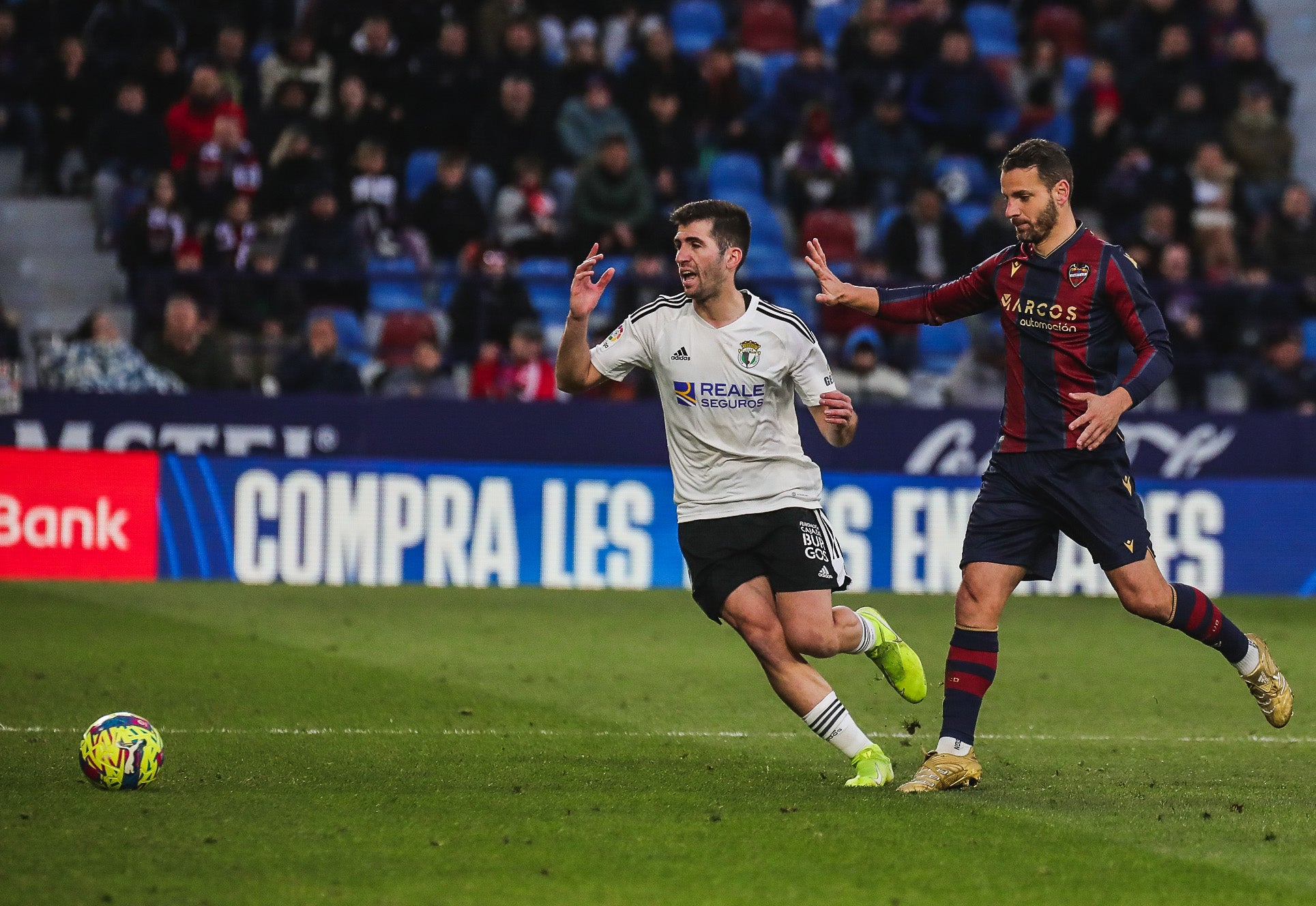 Fotos: El Burgos CF cae ante el Levante UD