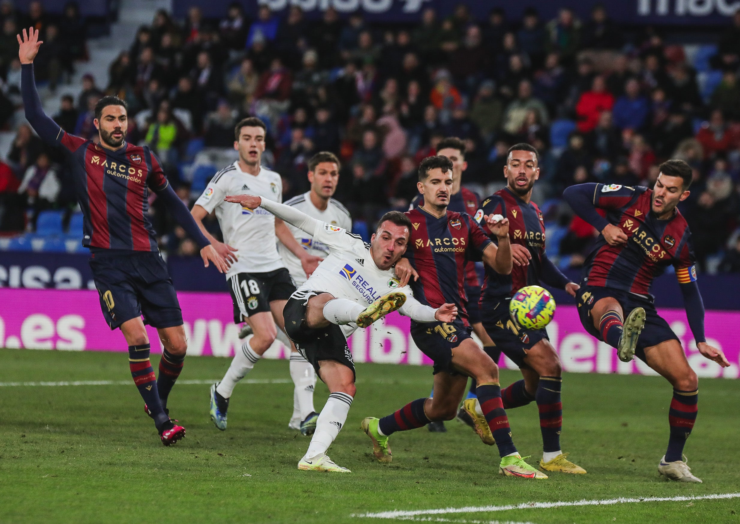 Fotos: El Burgos CF cae ante el Levante UD