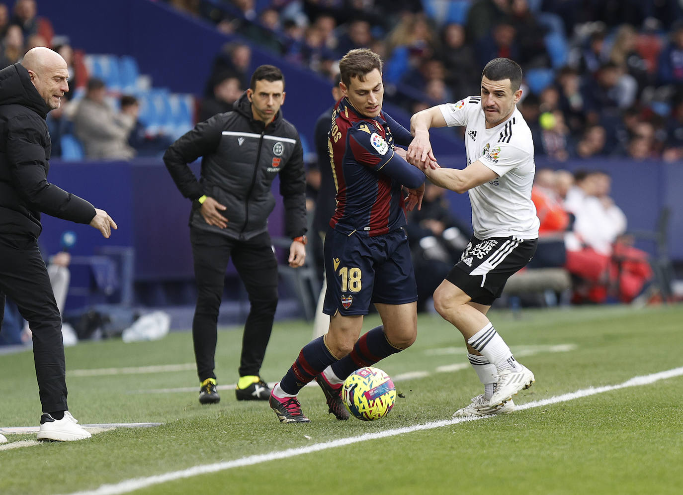 Fotos: El Burgos CF no puede cortar la racha del Levante UD