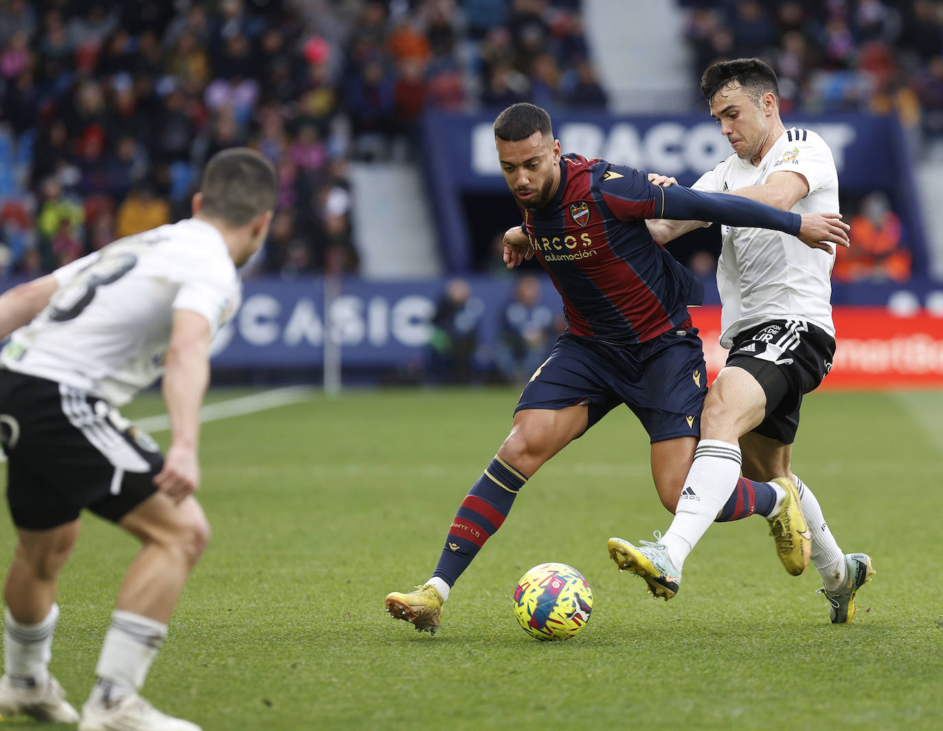 Fotos: El Burgos CF no puede cortar la racha del Levante UD