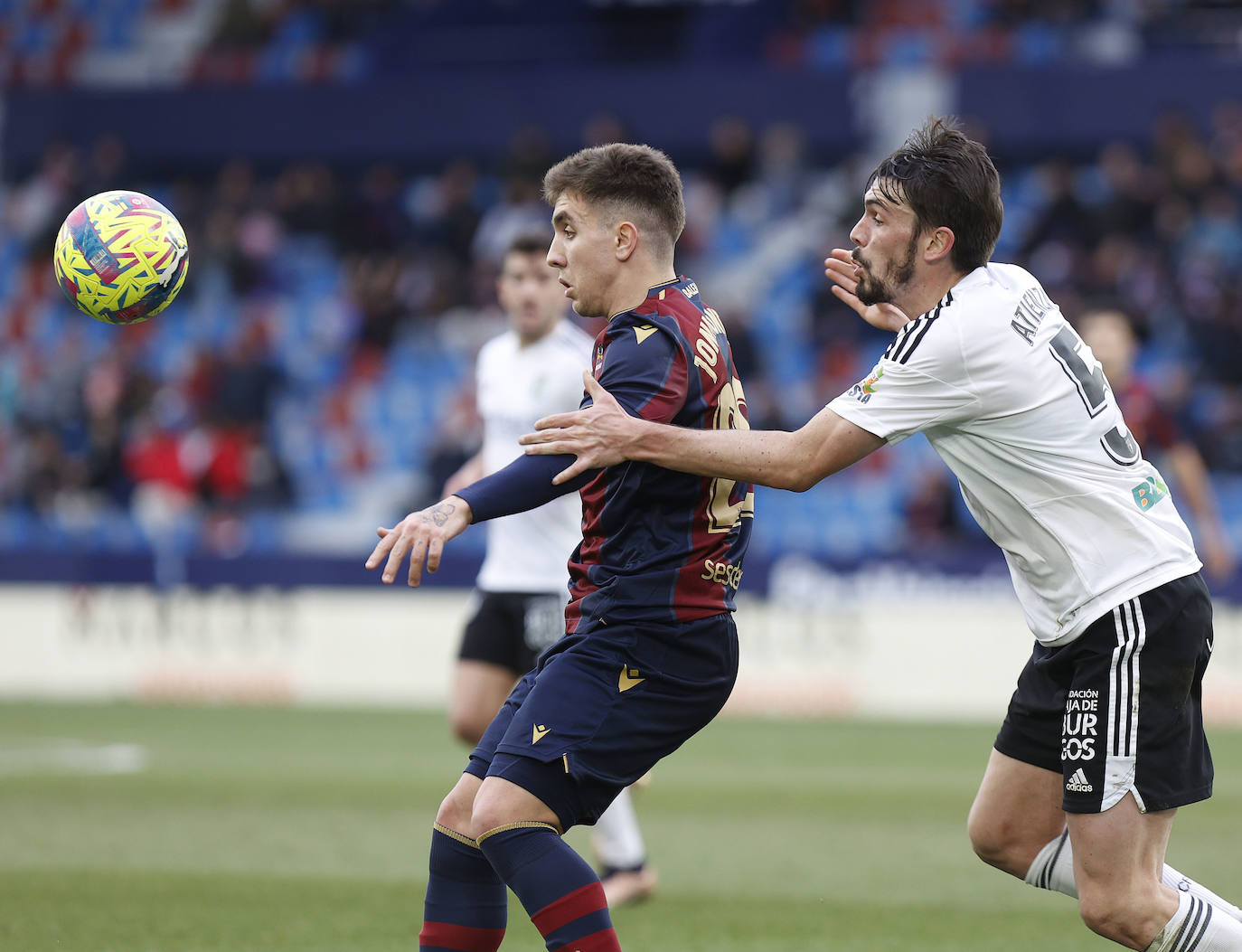 Fotos: El Burgos CF no puede cortar la racha del Levante UD