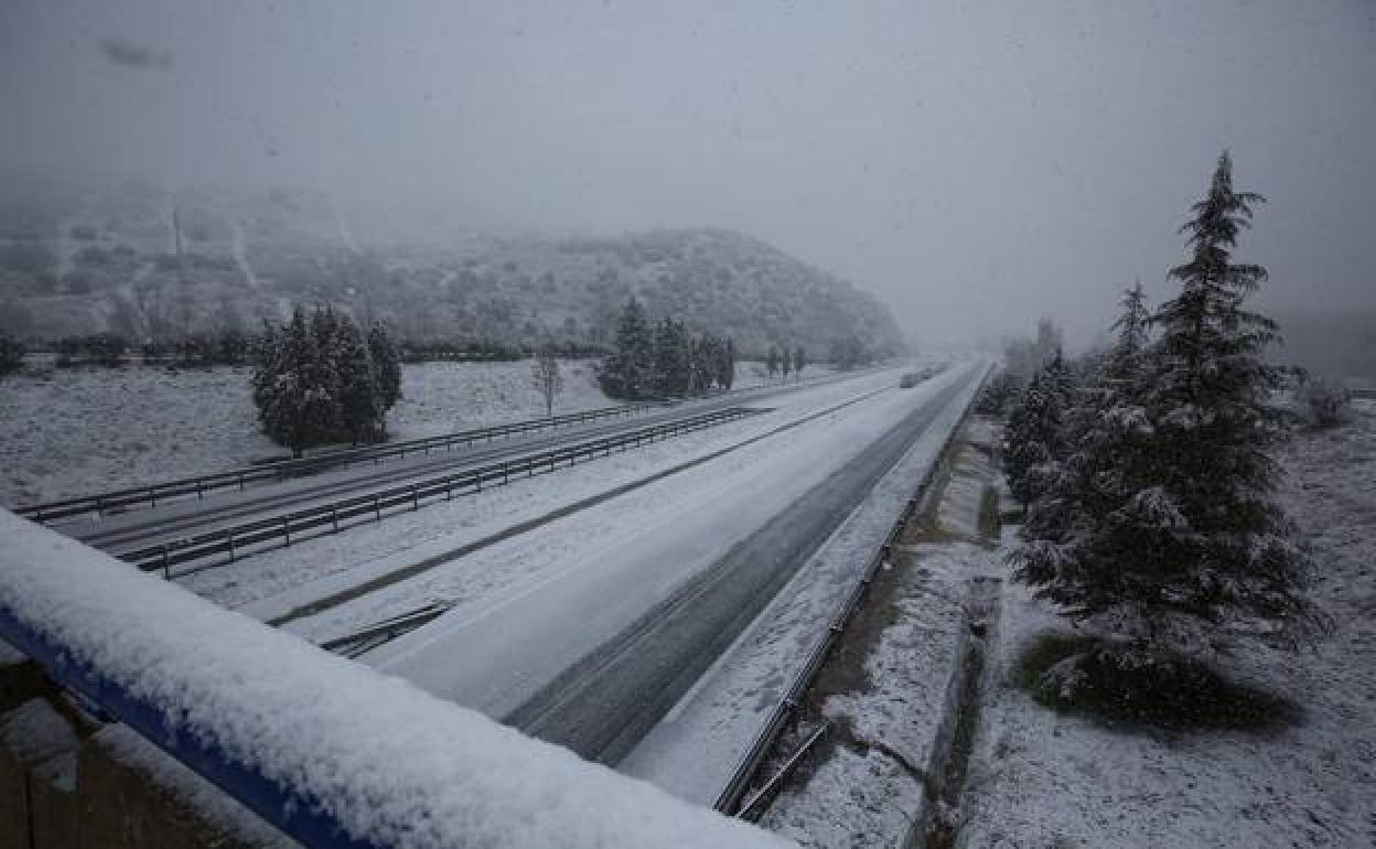 Carretera afectada por la nieve en Castilla y León.