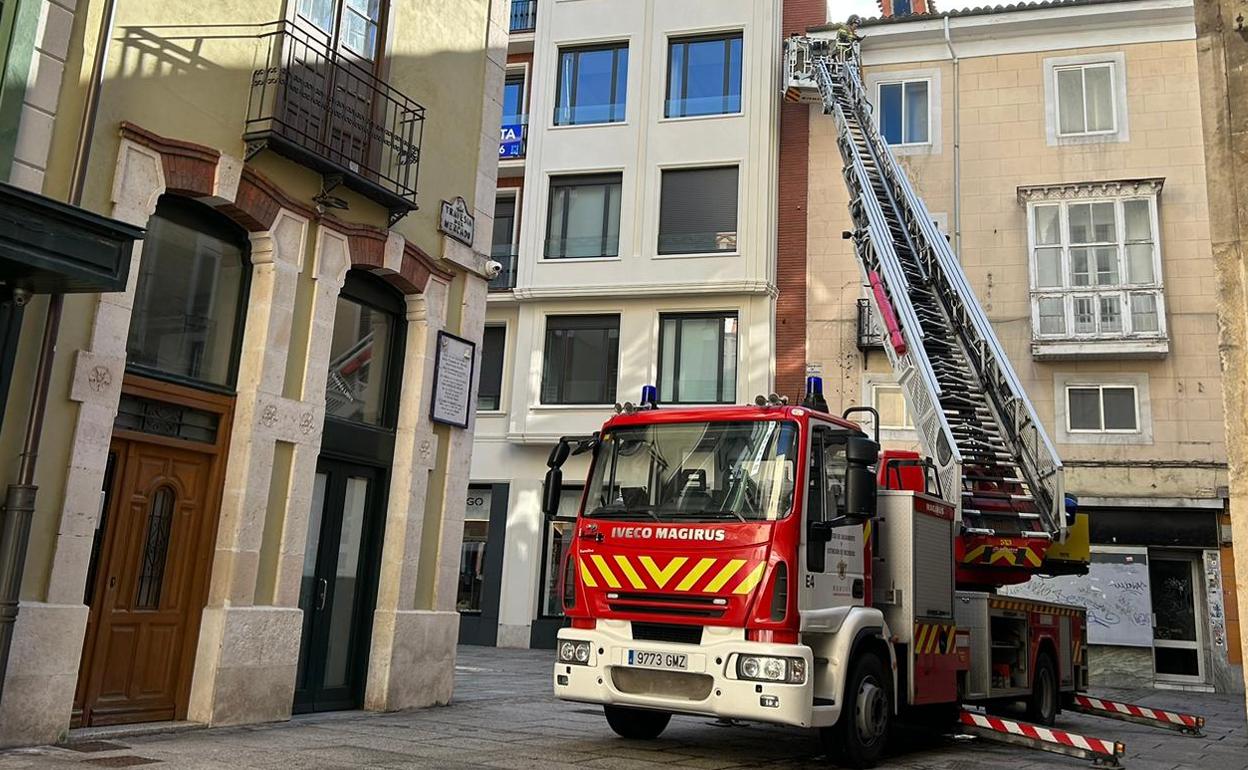Los Bomberos de Burgos sanean una fachada del centro de Burgos.