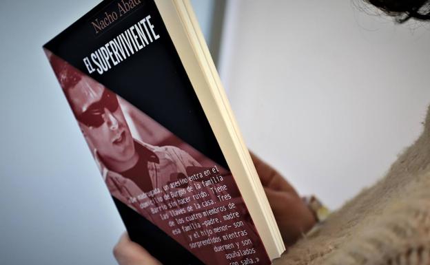 El libro es una crónica periodística de la investigación del crimen de los Barrio narrada como una novela. 