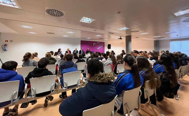 Un centenar de escolares de la Ribera participan en Planea Emprendedores