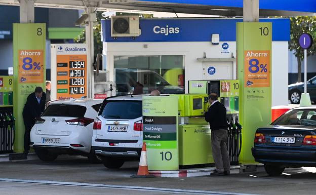 Gasolinera de Valladolid el día del fin del descuento de los carburantes.. 