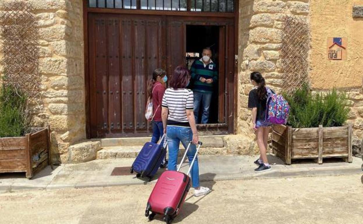 Turistas llegan a una casa rural