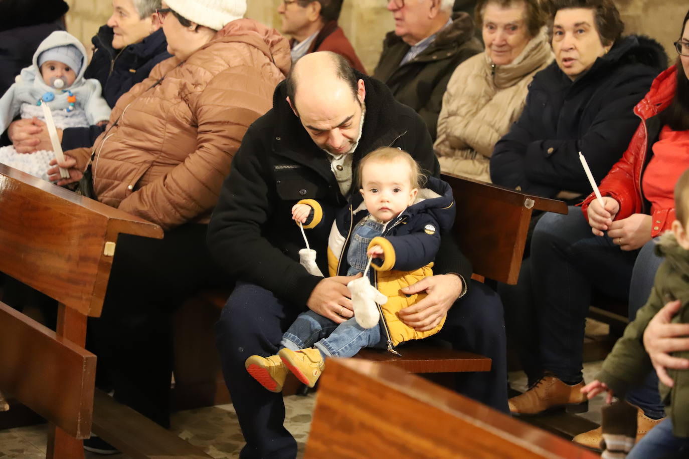 Imágenes de la tradicional Misa de la Luz con la que los nacidos el pasado año se han presentado y han recibido la bendición de la Virgen de la Candelaria