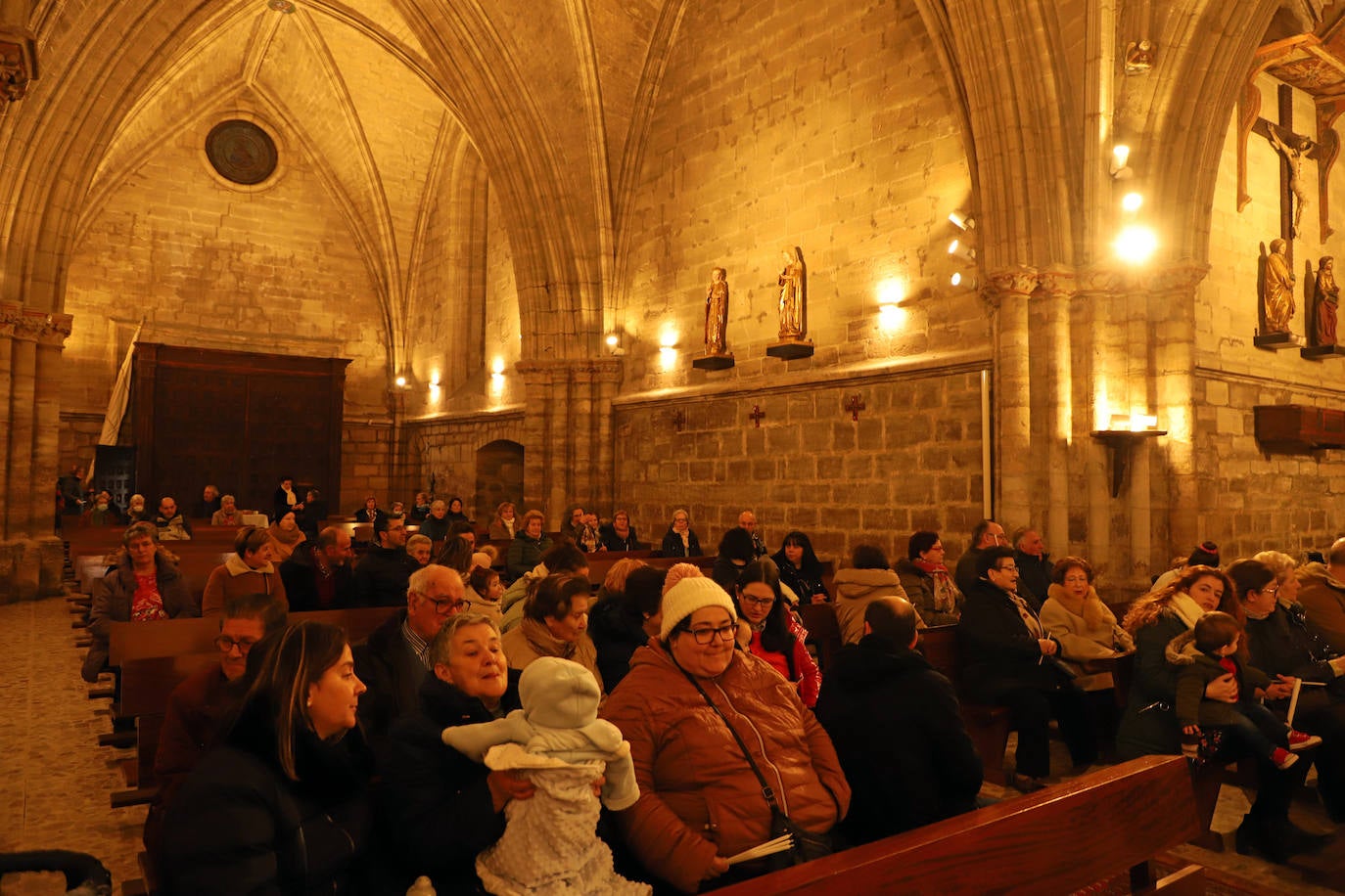 Imágenes de la tradicional Misa de la Luz con la que los nacidos el pasado año se han presentado y han recibido la bendición de la Virgen de la Candelaria